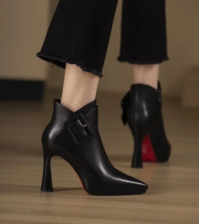 DELACROIX | Botines de tacón con hebilla oversize – chic y a la moda