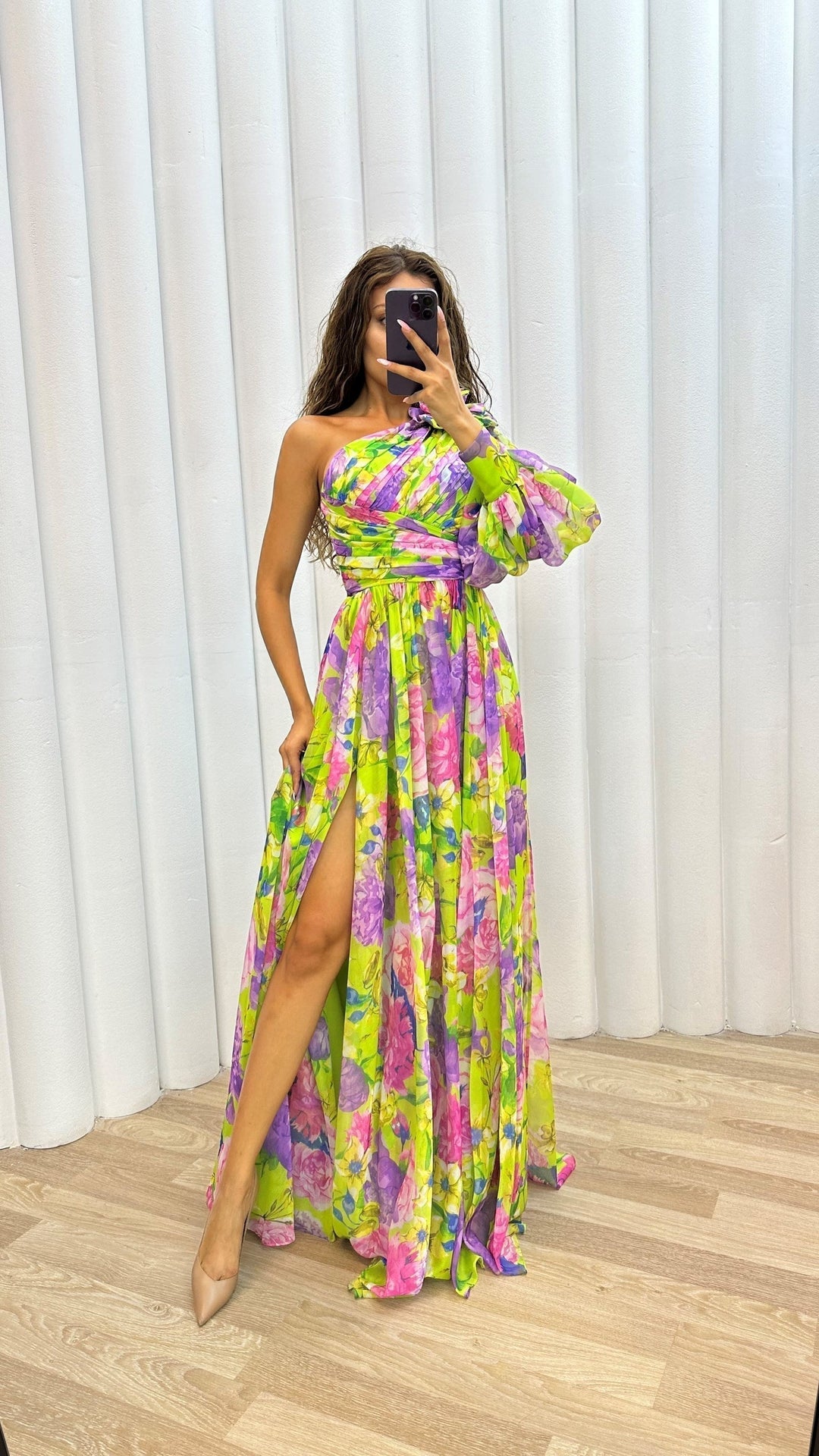 Mabel | Vestido Dramático Blossom - Elegancia para la noche con toque floral
