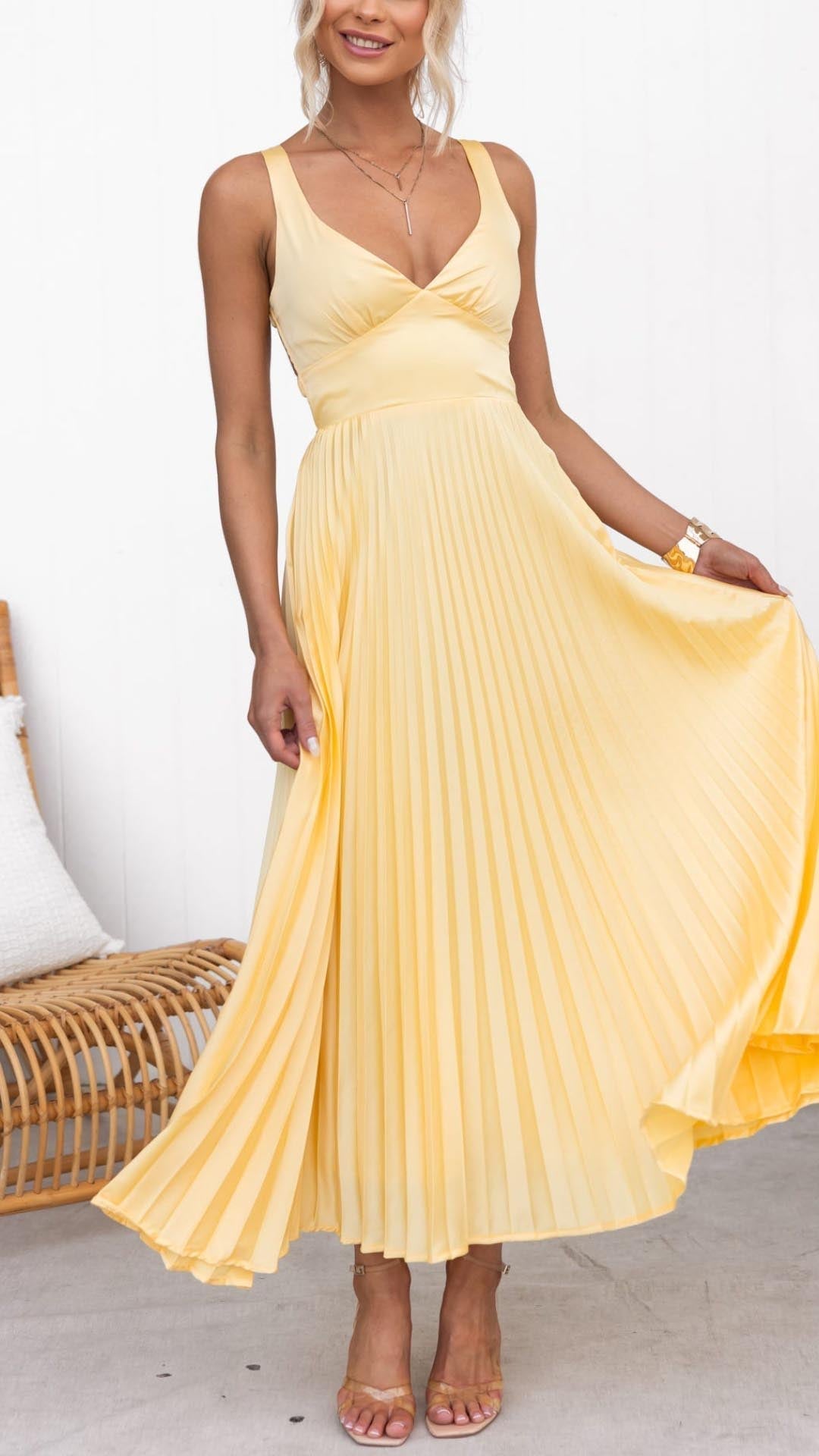 Malka™ | Vestido largo plisado con escote en V – elegante y femenino