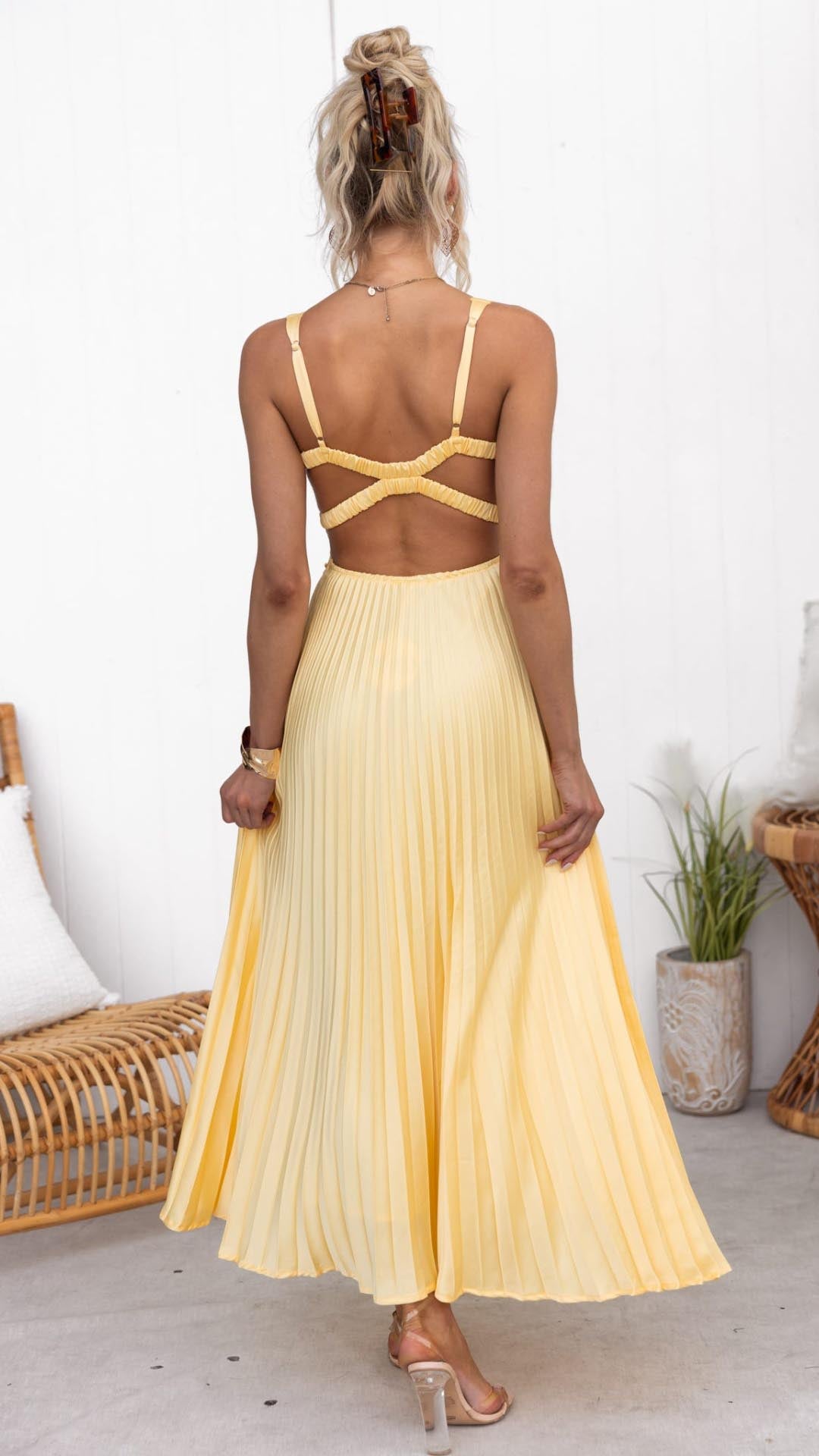 Malka™ | Vestido largo plisado con escote en V – elegante y femenino